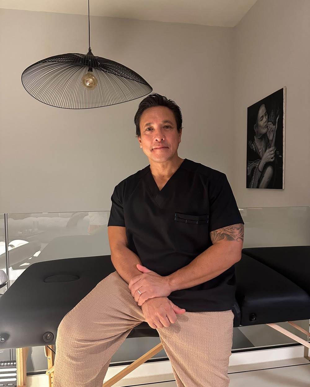 Laurent Nguyen, praticien ventouses à Marseille, dans sa salle de soin